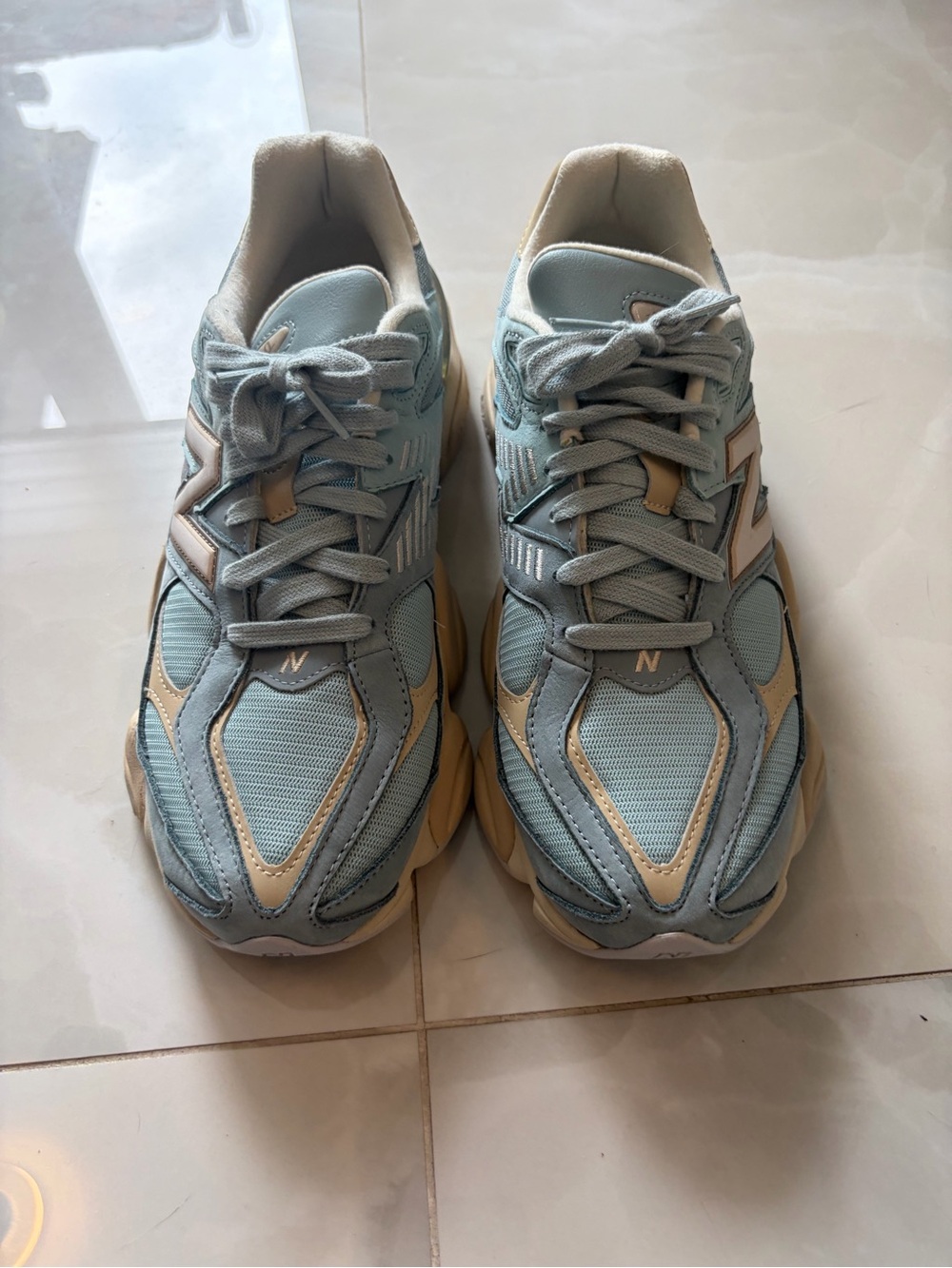 New Balance men’s Pale Blue and Cream Retro Runner 9060 - Picture 3 of 5